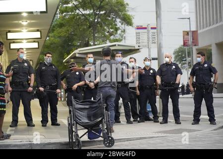 Houston, Texas, États-Unis. 29 mai 2020. 29 mai 2020 - Houston, Texas, États-Unis : la police et les spectateurs se sont affronts dans le centre-ville de Houston, au Texas, alors que des émeutiers protestent contre les coups et les meurtres de George Floyd commis par la police de Minneapolis plus tôt dans la semaine. Crédit: Joseph Piercy/ASP/ZUMA Wire/Alay Live News Banque D'Images