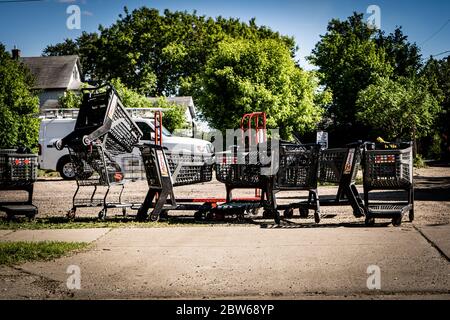 les chariots de magasinage cub foods ont été abandonnés après avoir pillé et fait des émeutes dans le minnesota, au sud de minneapolis Banque D'Images