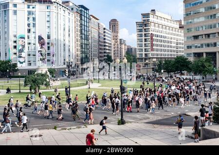 Washington, États-Unis. 30 mai 2020. Des manifestants s'emprennent dans les rues pour protester contre le meurtre par la police de George Floyd au Minnesota, à Washington, DC, le vendredi 29 mai 2020. Plus tôt vendredi, l'agent de police de Minneapolis Derek Chauvin a été arrêté et accusé de meurtre au troisième degré et d'homicide involontaire coupable. Photo par Alex Wroblewski/UPI crédit: UPI/Alay Live News Banque D'Images