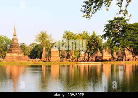 Stupas reflétés dans le lac du Parc historique de Sukhothai, Thaïlande Banque D'Images