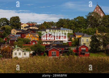 Maisons colorées et église dans la vieille ville de Porvoo, Finlande Banque D'Images