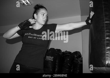 Budva, Monténégro, 2 septembre 2016 : entraînement de boxeur féminin dans une salle de gym (N/B) Banque D'Images