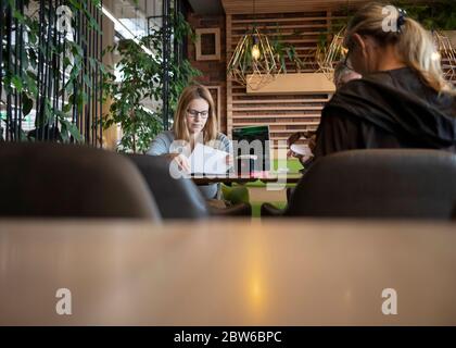 Šamac, Bosnie-Herzégovine, 3 octobre 2019: Femmes assises dans un café Banque D'Images