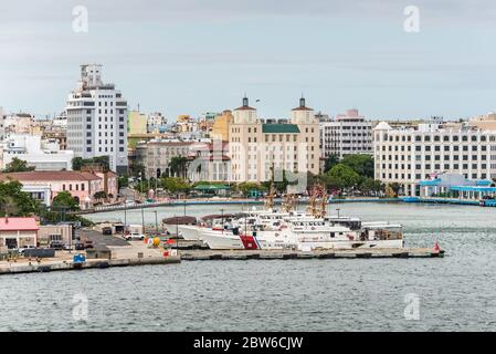 San Juan, Porto Rico - 30 avril 2019 : le secteur de la Garde côtière américaine avec des navires en premier plan et l'horizon de la ville en arrière-plan sur un clou Banque D'Images