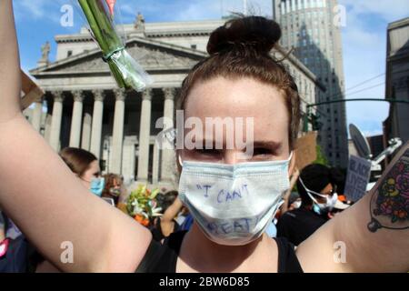 29 mai 2020, New York, New York, États-Unis : de grandes foules se sont emmenées dans les rues de New York pour protester contre la mort de George Floyd et des cas de brutalité policière pour la deuxième journée consécutive. Des centaines, à visage masqué, se sont rassemblées sans appliquer de distanciation sociale sur Foley Square devant la Cour de justice de Manhattan, criant leur colère et appelant le Conseil municipal à réintroduire et à passer un projet de loi de chokehold. Cette jeune femme porte un masque où ''je ne peux pas respirer'' est écrit. La nuit, les manifestations à Brooklyn ont tourné à la violence, avec une douzaine d'officiers du NYPD blessés et au moins 120 arr Banque D'Images