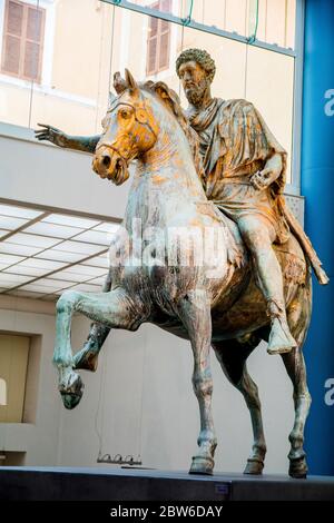 Statue équestre dorée en bronze de Marcus Aurelius dans le Musée Capitolin de Rome, Italie Banque D'Images