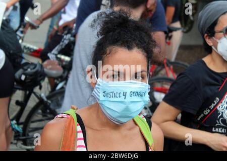 29 mai 2020, New York, New York, États-Unis : de grandes foules se sont emmenées dans les rues de New York pour protester contre la mort de George Floyd et des cas de brutalité policière pour la deuxième journée consécutive. Des centaines, à visage masqué, se sont rassemblées sans appliquer de distanciation sociale sur Foley Square devant la Cour de justice de Manhattan, criant leur colère et appelant le Conseil municipal à réintroduire et à passer un projet de loi de chokehold. Cette femme porte un masque où ''Justice 4 George'' est écrit. La nuit, les manifestations à Brooklyn ont tourné à la violence, avec une douzaine d'officiers du NYPD blessés et au moins 120 arres Banque D'Images