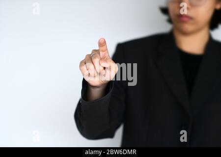 Personne d'affaires en costume point de travail l'air agit comme un écran virtuel numérique, se concentrer sur la main et flou d'arrière-plan Banque D'Images