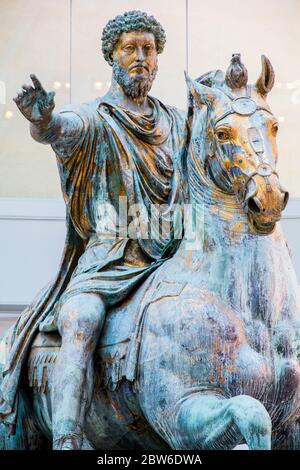 Statue équestre dorée en bronze de Marcus Aurelius dans le Musée Capitoline à Rome Italie Banque D'Images