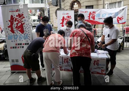 Hong Kong, Chine. 29 mai 2020. Les résidents signent une pétition à l'appui de la législation sur la sécurité nationale dans un kiosque à Hong Kong, dans le sud de la Chine, le 29 mai 2020. Crédit : Wang Shen/Xinhua/Alay Live News Banque D'Images