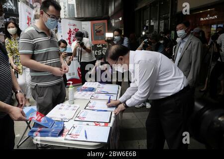 Hong Kong, Chine. 29 mai 2020. TAM Yiu-chung, membre du Comité permanent du Congrès national populaire, signe une pétition en faveur de la législation nationale sur la sécurité dans une rue à Hong Kong, dans le sud de la Chine, le 29 mai 2020. Crédit : Wang Shen/Xinhua/Alay Live News Banque D'Images