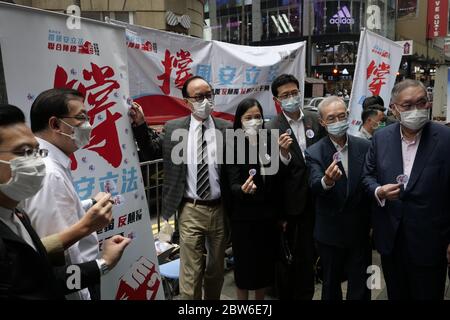 Hong Kong, Chine. 29 mai 2020. Les personnes qui signent une pétition à l'appui de la législation sur la sécurité nationale posent pour une photo dans un kiosque à Hong Kong, dans le sud de la Chine, le 29 mai 2020. Crédit : Wang Shen/Xinhua/Alay Live News Banque D'Images