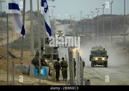 Un convoi blindé israélien quitte la bande de Gaza par le passage de Kissufim qui a conduit au bloc 'Gush Katif' des colonies israéliennes dans la bande de Gaza alors qu'Israël met fin à son occupation du territoire palestinien de 38 ans. Banque D'Images