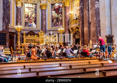 Orchestre symphonique jouant à l'intérieur de la cathédrale de Berlin. Berlin, Allemagne Banque D'Images