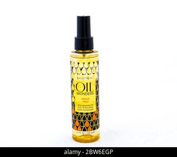 Alberton, Afrique du Sud - une bouteille d'huile de cheveux amla indienne Matrix isolée sur une image de fond claire avec un espace de copie Banque D'Images