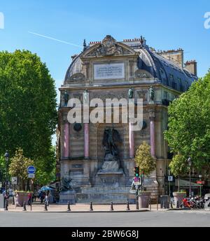 Fontaine Saint-Michel à Paris, France Banque D'Images