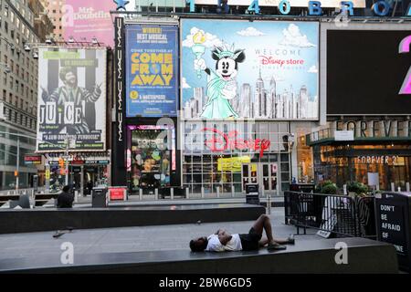 New York, États-Unis. 29 mai 2020. Un homme dort sur un banc de pierre sur Times Sqaure à New York, aux États-Unis, le 29 mai 2020. La ville de New York, épicentre de la pandémie COVID-19 aux États-Unis, doit entrer dans la première phase du processus de réouverture le 8 juin, a déclaré le gouverneur de l'État de New York Andrew Cuomo vendredi. Crédit : Wang Ying/Xinhua/Alay Live News Banque D'Images