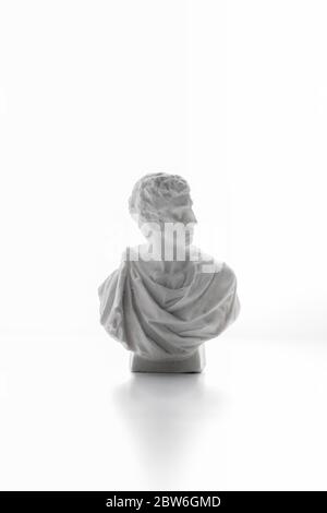 Figurine en plâtre Brutus sur fond blanc Banque D'Images