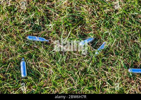 Northampton, Royaume-Uni, 30 mai 2020. Mosa Cream Chargers utilisés par les gens pour se renifler et obtenir un haut à gauche dans Abington Park après une journée ensoleillée hier, photo prise ce matin avant le conseil travaux ont la chance de le nettoyer seulement pour qu'il soit le même demain matin encore, crédit: Keith J Smith./Alay Banque D'Images