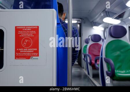 Passager voyageant à Rome. Trenitalia, l'opérateur principal en Italie, assure la désinfection quotidienne de son train tout au long de l'épidémie de COVID-19. Banque D'Images