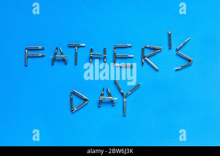 Happy Pathers 'Day inscription with visseuses on a blue background, top View, Flat layout, Pathers Day. Juillet 16 Banque D'Images