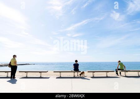 (200530) -- BARCELONE, 30 mai 2020 (Xinhua) -- les gens gardent leurs distances sociales sur une plage pendant la pandémie COVID-19 à Barcelone, Espagne, 29 mai 2020. Environ 70 pour cent de la population espagnole bénéficieront d'un assouplissement supplémentaire des restrictions en place pour contrôler la propagation de la COVID-19, alors qu'elle entre dans la phase 2 de ses plans de restriction lundi, a déclaré le ministère espagnol de la Santé, de la consommation et des Services sociaux mercredi. La phase 2 permet aux centres commerciaux, aux restaurants, aux cinémas et aux théâtres, entre autres entreprises, d'ouvrir leurs portes à une capacité limitée. L'exercice en plein air et l'accès aux plages sont également p Banque D'Images