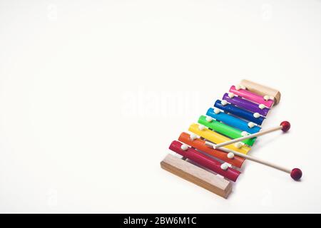 Rainbow coloré en bois jouet 8 tons le glockenspiel xylophone isolé sur fond blanc avec un chemin de coupure Banque D'Images