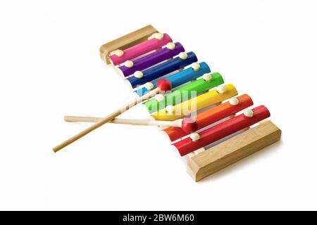 Rainbow coloré en bois jouet 8 tons Glockenspiel xylophone isolé sur fond blanc. Toy glockenspiel. Musique, dynamique. Rythme, écouter Banque D'Images