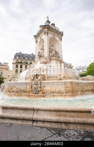 Fontaine près de l'église Saint-Sulpice à Paris. France. Banque D'Images