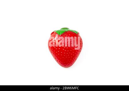Fraise. Jouet en plastique fruit isolé sur fond blanc. Fruits en plastique pour le jeu. Jouer au magasin pour enfants Banque D'Images