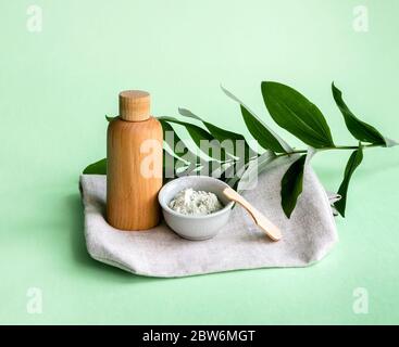 Accessoires de spa - gommage, éponge, brosse pour le visage, masque, huile essentielle sur fond clair, vue du dessus. Concept de mode de vie sain. Beauté, soins de la peau. Banque D'Images