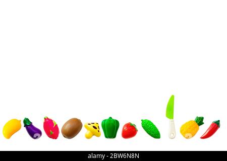 Ensemble de collecte de fruits et légumes en plastique, isolé sur fond blanc. Fruits en plastique pour le jeu. Jouer au magasin pour enfants Banque D'Images