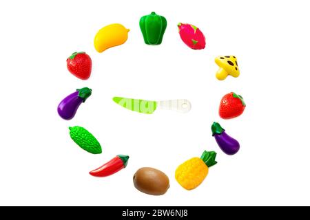 Ensemble de collecte de fruits et légumes en plastique, isolé sur fond blanc. Fruits en plastique pour le jeu. Jouer au magasin pour enfants Banque D'Images
