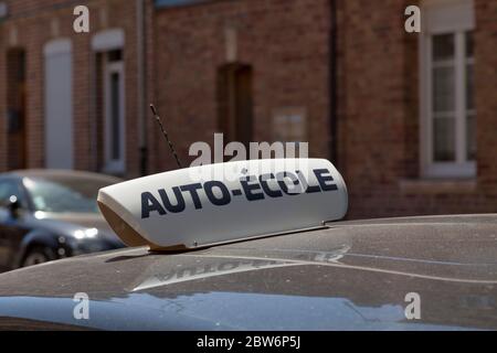 Enseigne de toit de voiture avec écrit en français 'Auto-École', signifiant en anglais 'Driving School'. Banque D'Images