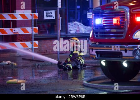 Minneapolis MN - 29 mai : l'équipe d'incendie a déclenché le feu à la suite d'une violente manifestation au café olympique de Minneapolis, Minnesota, le 29 mai 2020. Crédit : Damoires carter/MediaPunch Banque D'Images