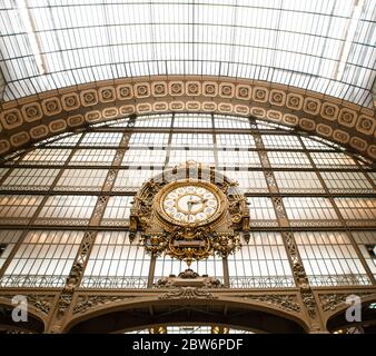 Paris. France - 18 mai 2019 : horloge d'or du Musée d'Orsay à Paris, France. Banque D'Images