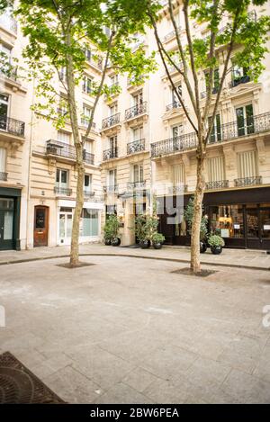 Paris. France - 17 mai 2019 : Cour confortable à Paris, rue Palatin. France. Banque D'Images