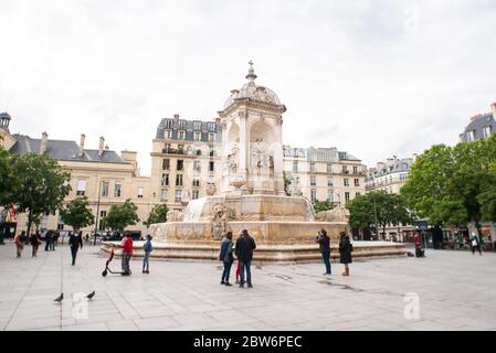 Paris. France - 17 mai 2019 : Fontaine près de l'église Saint-Sulpice à Paris. Banque D'Images