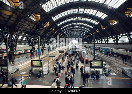 Milan. Italie - 21 mai 2019 : vue intérieure de la gare centrale de Milan. Train à grande vitesse moderne à la gare. Banque D'Images