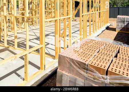 Nouveau site de construction de maison australienne avec cadre en bois installé et prêt pour la briqueterie par une journée d'été Banque D'Images
