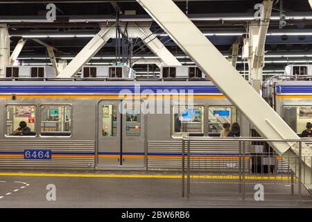 Osaka / Japon - 6 octobre 2017 : train de la ligne principale de Nankai à la gare de Namba, reliant Osaka à Wakayama, Japon Banque D'Images