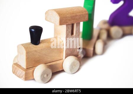 jouet pour enfants locomotive en bois avec des nombres colorés, beau jouet éducatif pour un enfant. Train à jouets en bois. Jouets éducatifs en bois Banque D'Images