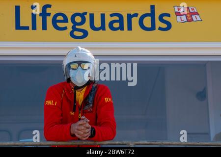 Les gardes de vie RNLI reprennent leurs patrouilles sur la plage de Croyde à Devon en portant des EPI avant l'assouplissement de la restriction de verrouillage du coronavirus lundi. Banque D'Images