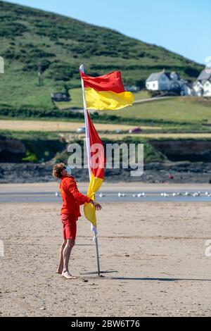 Les gardes de vie RNLI reprennent leurs patrouilles sur la plage de Croyde à Devon en portant des EPI avant l'assouplissement de la restriction de verrouillage du coronavirus lundi. Banque D'Images