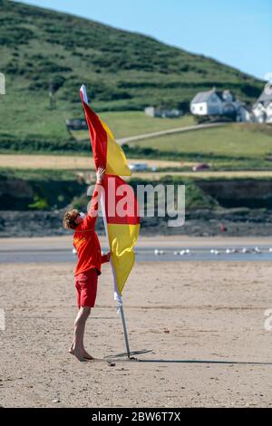 Les gardes de vie RNLI reprennent leurs patrouilles sur la plage de Croyde à Devon en portant des EPI avant l'assouplissement de la restriction de verrouillage du coronavirus lundi. Banque D'Images