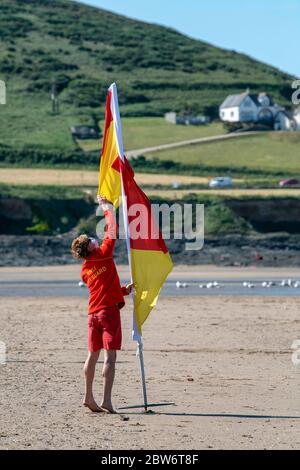 Les gardes de vie RNLI reprennent leurs patrouilles sur la plage de Croyde à Devon en portant des EPI avant l'assouplissement de la restriction de verrouillage du coronavirus lundi. Banque D'Images