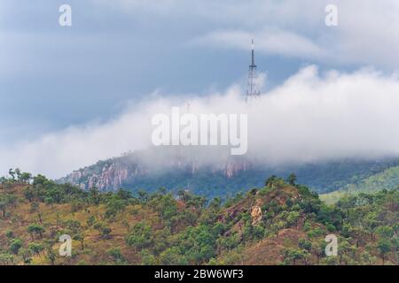 Mount Stuart avec des tours de télécommunications qui traversent une pluie de construction à Townsville, Queensland, Australie. Banque D'Images