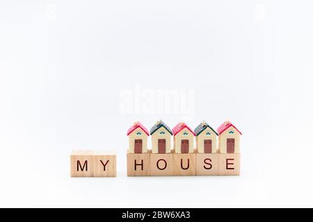 Maisons miniatures en bois avec les mots 'My House' sur fond blanc. Concept tranquillité et maison Banque D'Images
