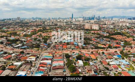 Panorama de l'ensemble de Kuala Lumpur à partir de l'extrême périphérie de la ville. La Malaisie. Des images aériennes de drones. Banque D'Images