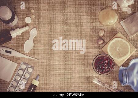 Médecine froide traditionnelle et moderne. Traitement du rhume et de la grippe. Concept de la maladie et de la grippe. Divers médicaments, un thermomètre, vaporise d'un nos étouffant Banque D'Images